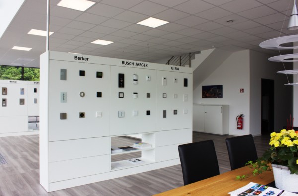 Eine Ausstellungswand mit Smart Home Komponenten Eine Ausstellungswand mit Smart Home Komponenten